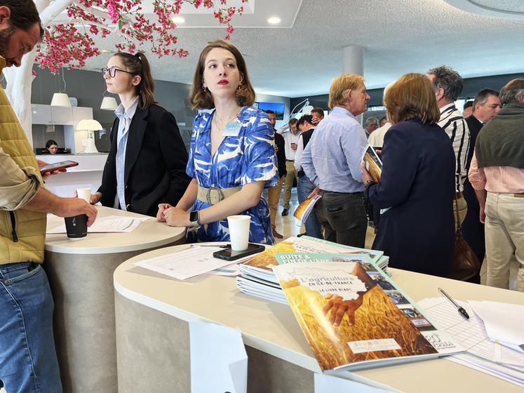 La FDSEA a distribué le livre blanc L'agriculture en Île-de-France qui propose une vision à dix ans avec 200 propositions à destination des agriculteurs et des collectivités.