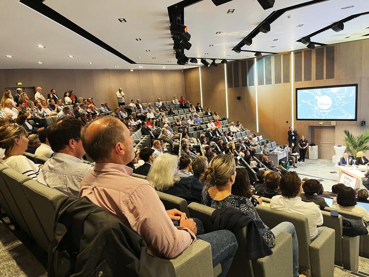 De nombreuses personnes ont assisté à Radio plaine tout au long de l'après-midi.