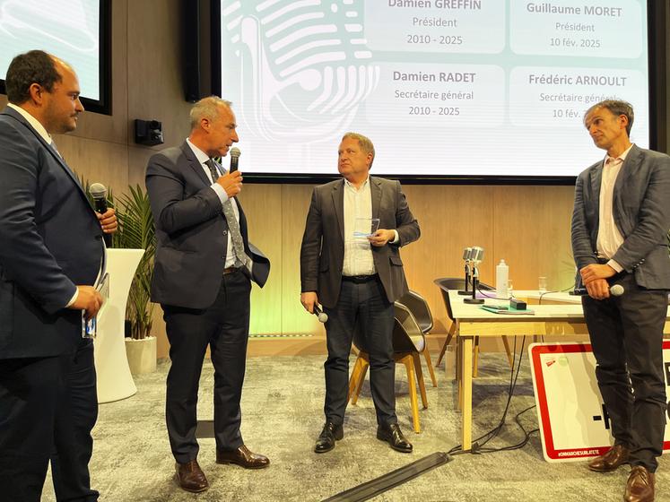 Symboliquement, Guillaume Moret (2<SUP>e</SUP> à g.) et Frédéric Arnoult (à g.), respectivement président et secrétaire général de la FDSEA, ont remis un mégaphone de platine à leurs prédécesseurs Damien Greffin et Damien Radet.