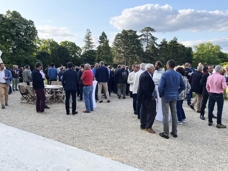 L'assemblée générale s'est terminée par un moment convivial autour d'un buffet dînatoire.