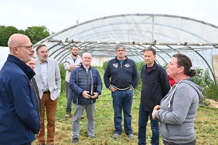 Mercredi 28 mai, à Vineuil. Fanny Marchand, maraîchère, a accueilli des élus sur son exploitation en marge du comice qui se tiendra à Blois les 14 et 15 juin.