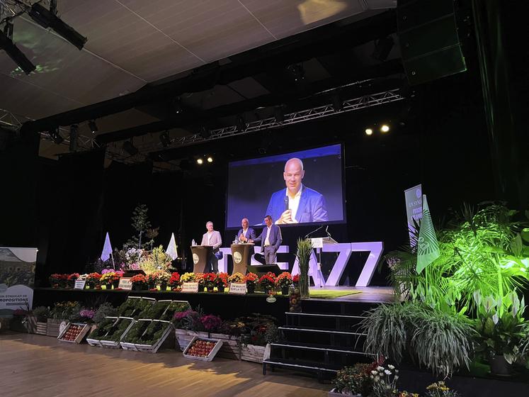 Coulommiers, mercredi 28 mai. Arnaud Rousseau, entouré de Pascal Verrièle et de Samuel Vandaele.