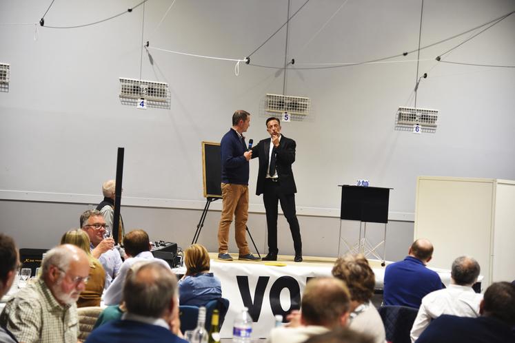 Antonio, lauréat de l'émission La France a un incroyable talent, a exercé ses talents de magicien tout au long de la soirée. 