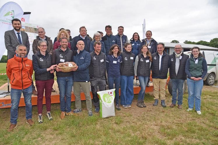 Nanteau-sur-Essonne, mardi 27 mai. Les signataires de la charte de la filière durable blé-farine bio d'Île-de-France et les collaborateurs de la chambre, du PCTAB et du pôle économie, réunis lors de la plateforme technique consacrée au bio.