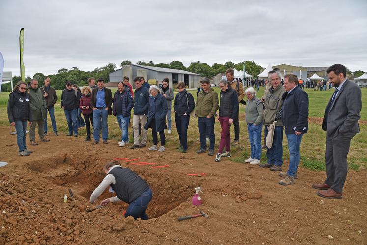 Lors de la visite officielle de la plateforme, les élus ont assisté à une présentation d'un profil de sol.