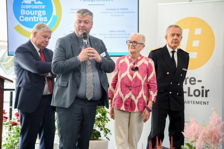 Vendredi 23 mai, à Chartres. Françoise Gatel, la ministre déléguée à la Ruralité est venue saluer l'initiative du Département qui a créé en 2018 le dispositif Bourgs-centres dont s'est inspiré l'État.