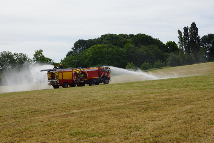 Le danger est bien réel pendant les moissons. La préparation est donc essentielle pour prévenir les incendies. 