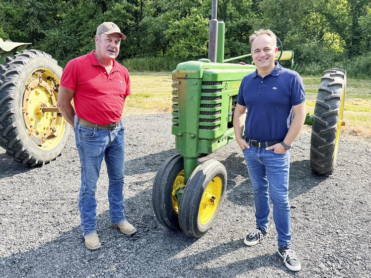 « Je suis passionné des États-Unis et d'agriculture et au milieu il y a John Deere », confie François Philippe (à g.) qui a amené quelques tracteurs de sa collection à la demande de la coopérative présidée par Arnaud Mercier.