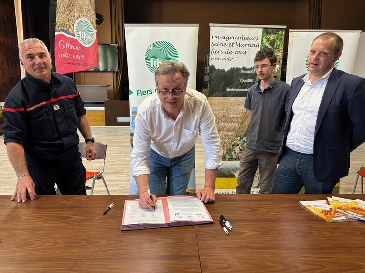 De g. à d., le commandant Olivier Gaillard, chef du service planification et préparation opérationnelle au Sdis 77, Pascal Verrièle, secrétaire général de la FDSEA 77, Laurent Bouron, représentant des JA 77, et Guillaume Lefort, vice-président de la chambre d'Agriculture de région Île-de-France.