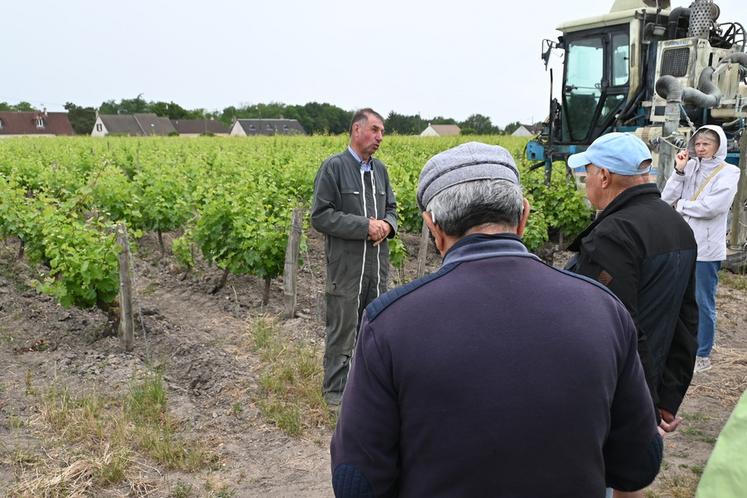 Samedi 7 juin, à Candé-sur-Beuvron. Daniel Tévenot s'est improvisé guide touristique de son vignoble lors des trois jours du Pique-nique des Vignerons indépendants lors du week-end de la Pentecôte.