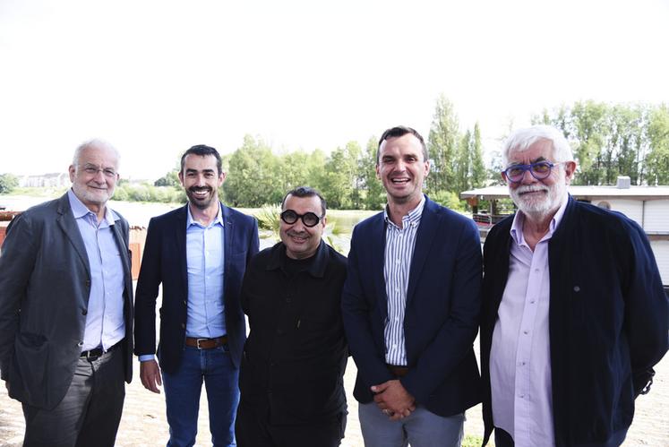 Claude Risac, président d'Open AgriFood Initiatives, Maxime Buizard Blondeau, président de la chambre régionale d'Agriculture, Richard Ramos, député du Loiret, Valentin Caron, président de la chambre d'Agriculture du Loiret, et Laurent Baude, vice-président d'Orléans Métropole délégué à l’agriculture urbaine et périurbaine.