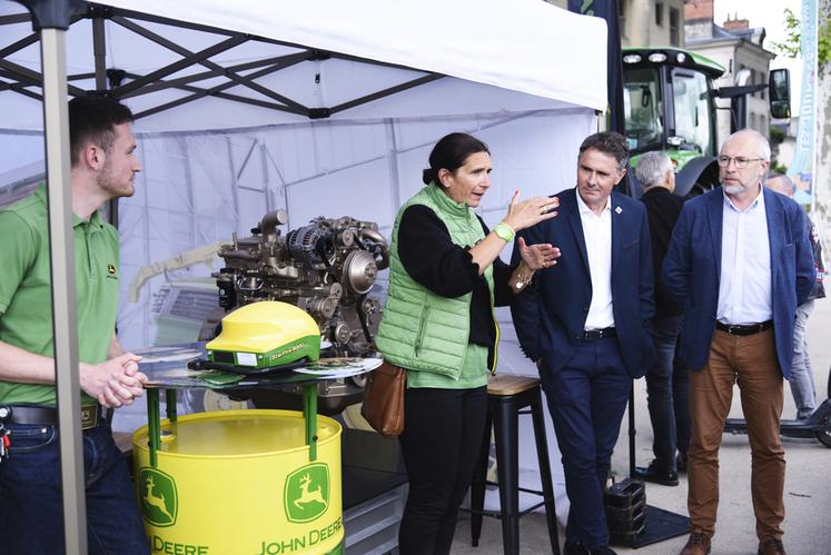 Tous les secteurs du monde agricole étaient représentés. Ici, le constructeur John Deere : les équipes du site d’Ormes, accompagnées des concessionnaires du groupe BPM, ont présenté la diversité des métiers qu’offre la filière machinisme.