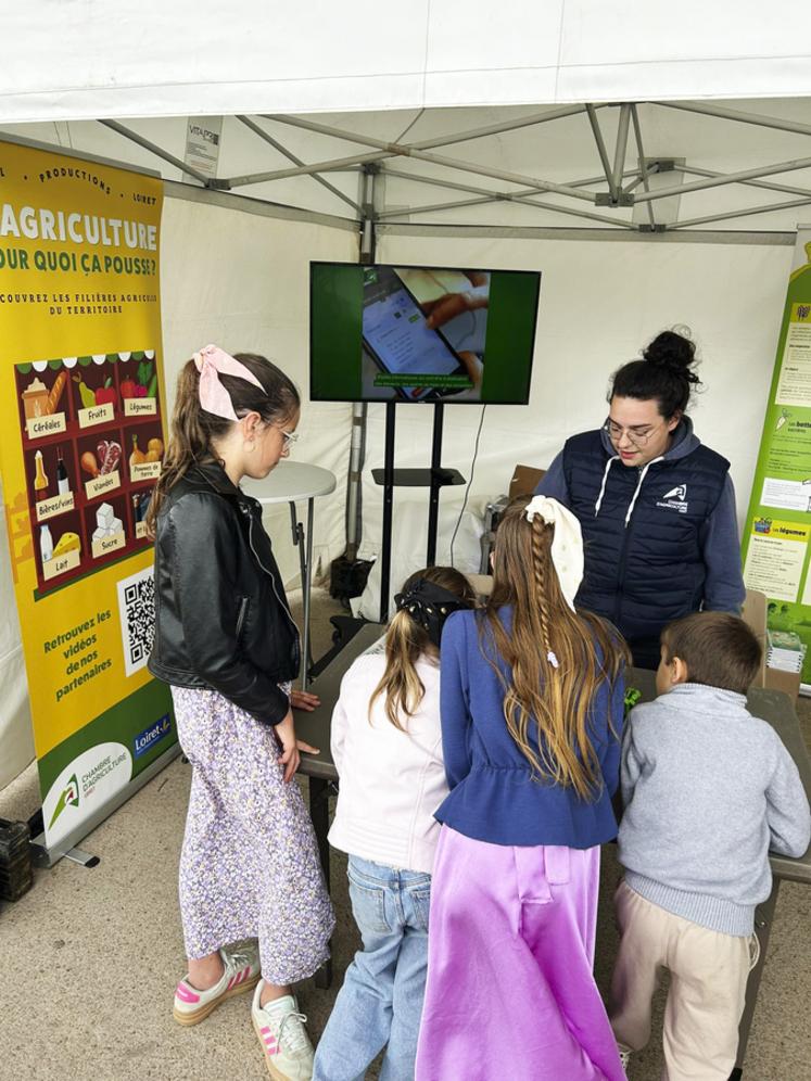 Sur le stand de la chambre d’Agriculture du Loiret, les jeunes visiteurs se sont pressés autour des ateliers pédagogiques « Pour quoi ça pousse ? ». Ces animations ludiques et interactives ont permis d’aborder de manière concrète les grands enjeux agricoles et alimentaires.
