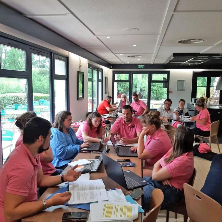 Mardi 3 juin, à Auch (Gers). Quelques heures avant l'ouverture du congrès, la délégation de Centre-Val de Loire s'est concertée sur les amendements à défendre dans le cadre du rapport d'orientation. 