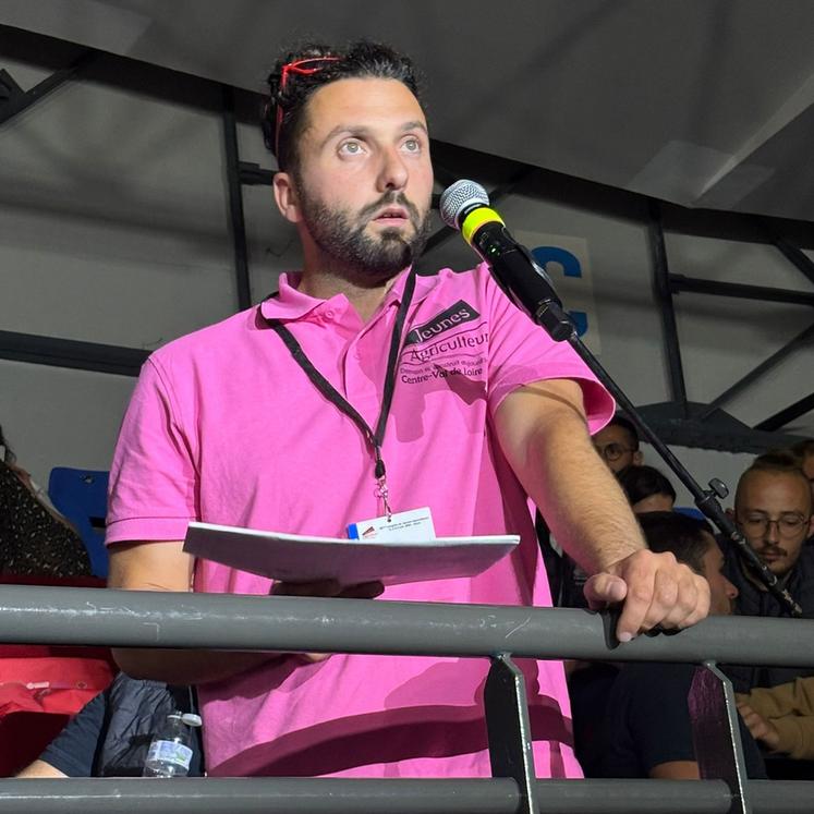 Le président de JA Loiret, Dorian Sagot, au micro.