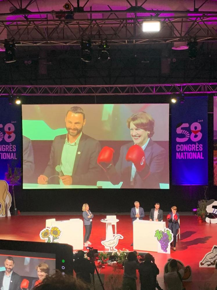 La ministre Annie Genevard s'est vu remettre un JAward et une paire de gants de boxe pour mieux défendre les agriculteurs face aux accords de libre-échange.