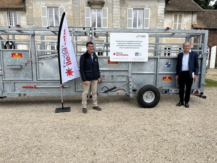 Sébastien Dromigny, conseiller régional et délégué spécial à la marque Produit en Île-de-France, au bio et aux circuits courts, ainsi qu'Olivier Hue, président de la MSA Île-de-France, étaient présents pour l'inauguration des couloirs de contention.