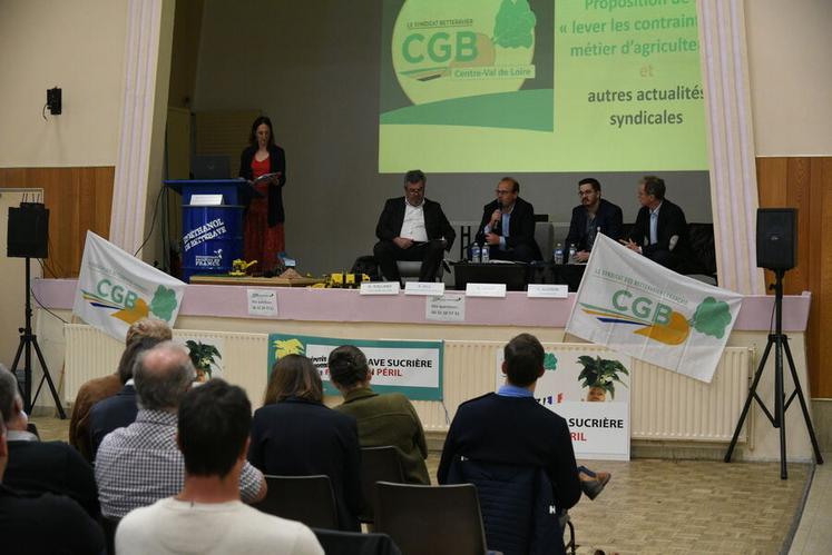 Le 6 juin à Orléans (Loiret). Le président de la CGB Centre-Val de Loire, Alexandre Pelé, a présenté son rapport aux nombreux betteraviers présents pour l'assemblée. 