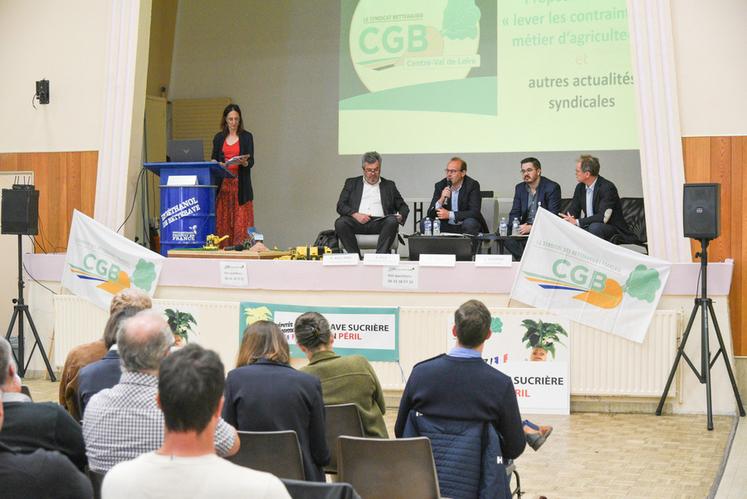 Vendredi 6 juin, à Orléans (Loiret). Le président de la CGB Centre-Val de Loire, Alexandre Pelé (au c.), a présenté son rapport aux nombreux betteraviers présents pour l'assemblée. 