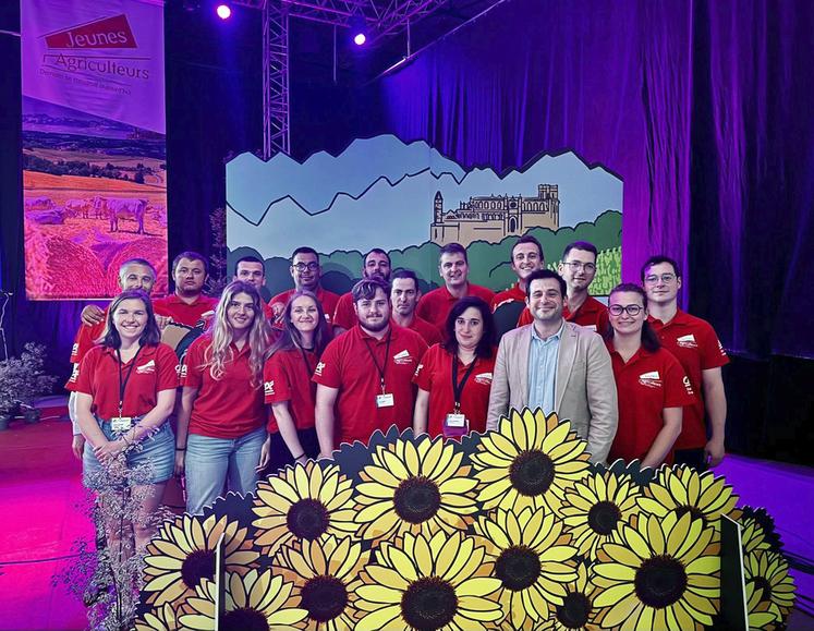 Clément Torpier entouré de la délégation francilienne au congrès JA à Auch (Gers).