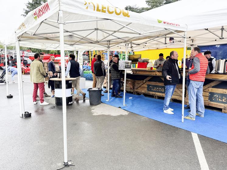 Jeudi 5 juin, à Boisville-la-Saint-Père. Le groupe Lecoq a fabriqué un bar avec des pallox pour des moments de convivialité plus agréables lors de ses journées portes ouvertes.