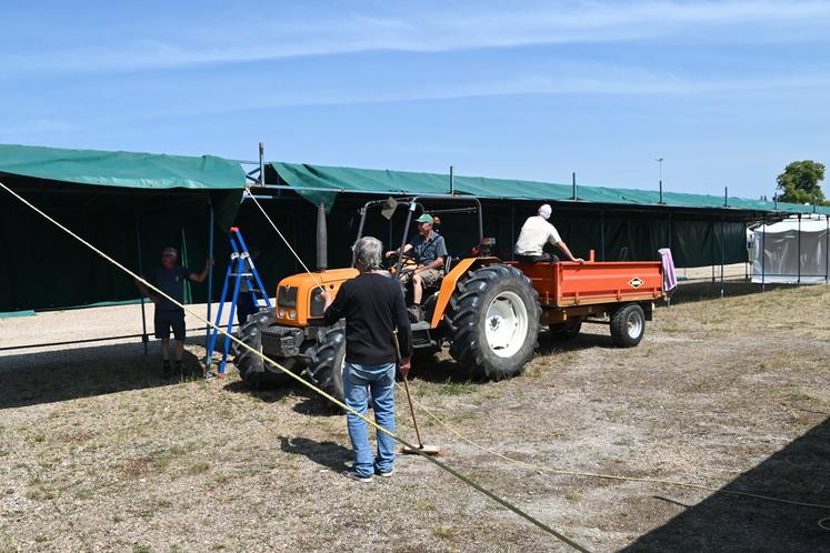 Mardi 10 juin, à Blois. Le chantier de montage des stands du comice, qui aura lieu les 14 et 15 juin, a commencé le 2 juin sur les six hectares du Parc des expositions grâce à une centaine de bénévoles.