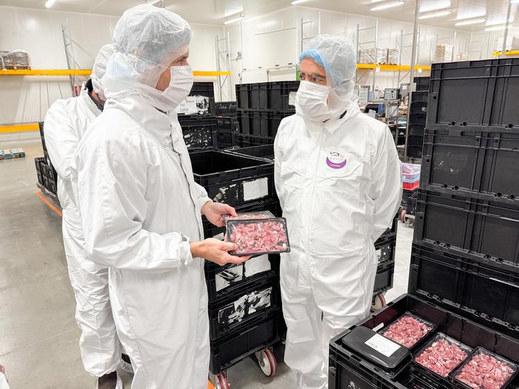 Vendredi 6 juin, à La Bazoche-Gouet. L'hygiène est une priorité pour Laurent Guglielmi (à g.), le directeur de la charcuterie du Haut-Bois, le préfet, Hervé Jonathan (à d.), a dû enfiler les équipements adéquats.