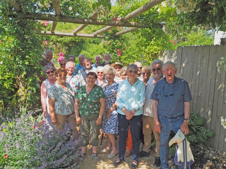 La vingtaine d'anciens exploitants participant a découvert la Roseraie André Eve l'après-midi.