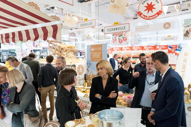 Mercredi 4 juin, à Plaisir (Yvelines). Valérie Pécresse était présente à l'hypermarché Auchan pour annoncer le renforcement du partenariat entre l'enseigne et la marque Produit en Île-de-France.