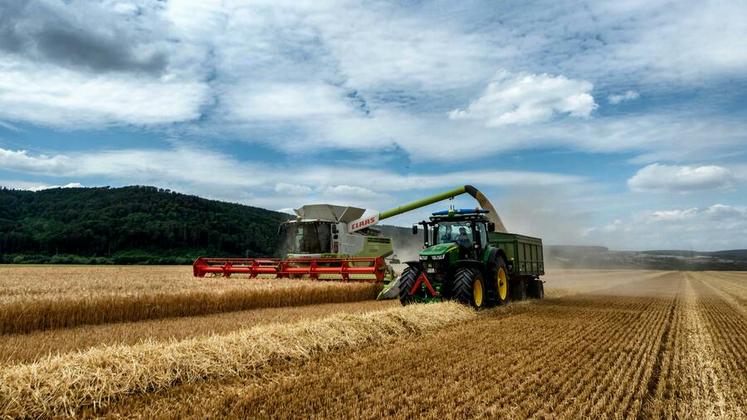 Selon Julien Hérault, pour compenser l’impact des lourdes machines sur le sol, il faut un système de production agronomiquement cohérent.