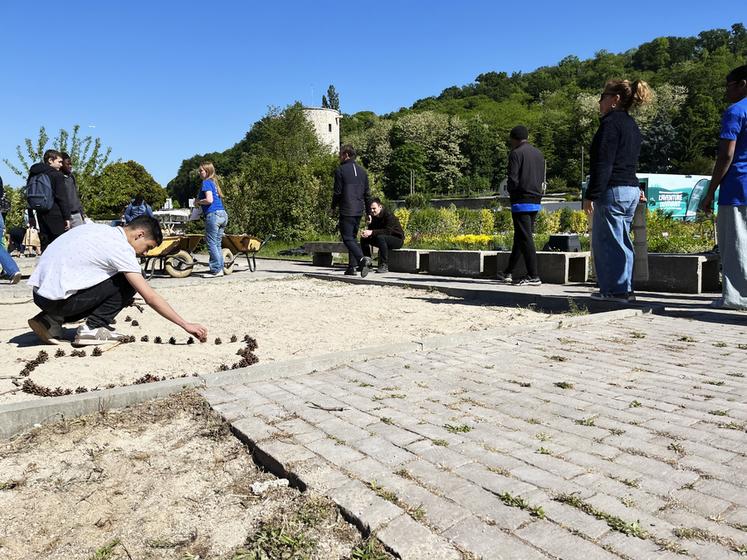 Vendredi 16 mai, à Marcoussis (Essonne). Des collégiens participent à un atelier land art animé par des lycéens du Campus Saint-Antoine.