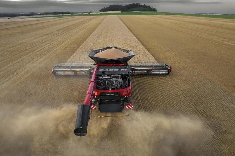 Les largeurs plus importantes permettent non seulement aux opérateurs d'exploiter pleinement la capacité des moissonneuses-batteuses, mais aussi de récolter chaque champ en moins de passages, ce qui accroît la productivité.