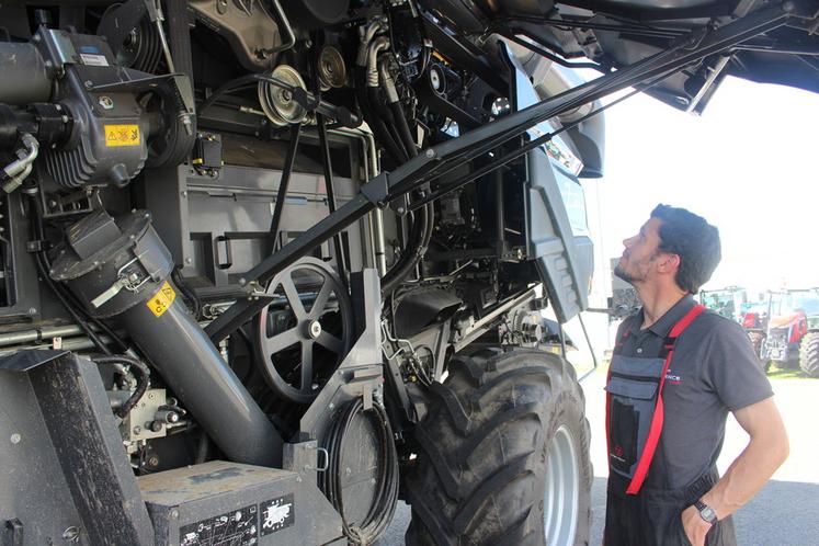 Julien Thibaut présente le DriveCenter qui alimente tous les organes dès la sortie moteur.