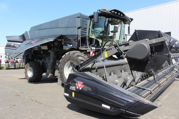 L’Idéal, toute noire, contraste avec ses concurrentes. En Allemagne, à sa sortie, l’Ideal avait été comparée à Dark Vador.