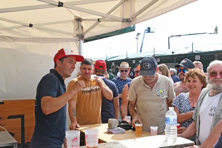 Le syndicat Jeunes agriculteurs de Loir-et-Cher et ses adhérents, en partenariat avec Les Brasseurs solognots, ont permis aux visiteurs de se rafraîchir avec des boissons locales, dont la limonade qui a été fortement appréciée, tout comme sa grande sœur à base de houblon.