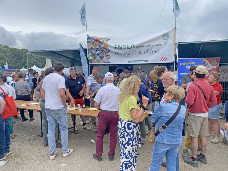 Le syndicat agricole FNSEA 41 était présent lors des deux jours du comice agricole et a même organisé un apéro le dimanche, peu avant midi. L'occasion pour les représentants du syndicat de longuement échanger avec les agriculteurs du territoire.