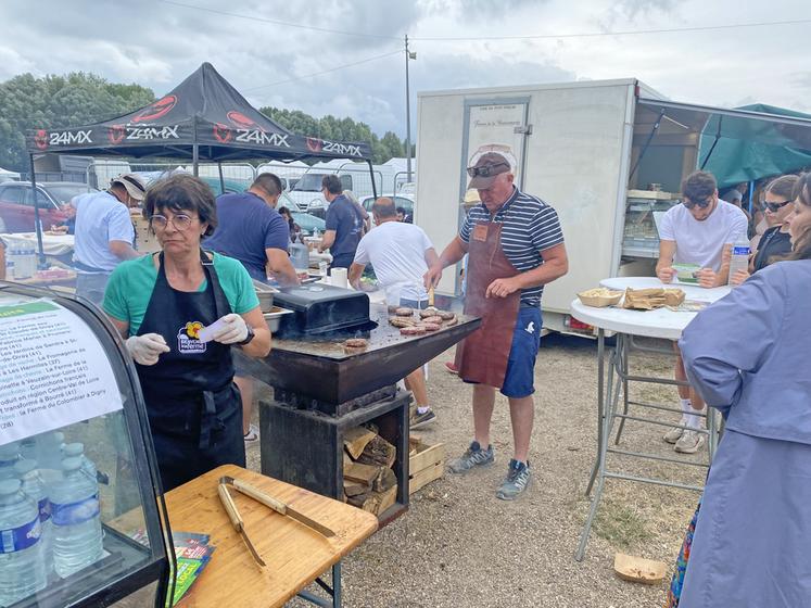 Plusieurs stands de restauration permettaient aux visiteurs de se restaurer. Celui du magasin de producteurs O'pré des paysans proposait des burgers 100 % locaux.