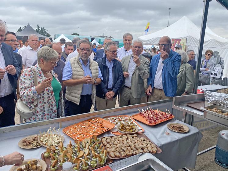 Les élus étaient bien présents lors de ce comice blésois et ils ont pris le temps de visiter tous les stands tout comme de déguster des produits locaux tout au long de la journée, mettant à l'honneur les productions loir-et-chériennes. 