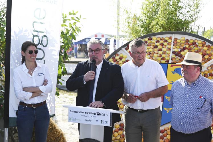 Vendredi 13 juin, Pascal Bioulac, maire de Lamotte-Beuvron, accompagné des élus et des représentants de l'État, a inauguré le Village Sologne qui permet de mettre en lumière les productions de Loir-et-Cher.
