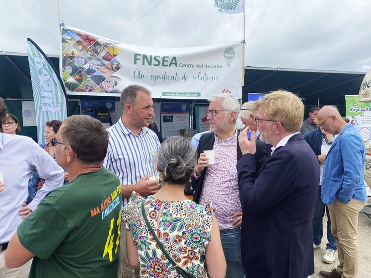 Olivier Hardouin, président de la FNSEA 41, a profité du comice pour échanger avec Christophe Marion et Marc Fesneau, députés de Loir-et-Cher, notamment sur les moissons et les prix des céréales. 