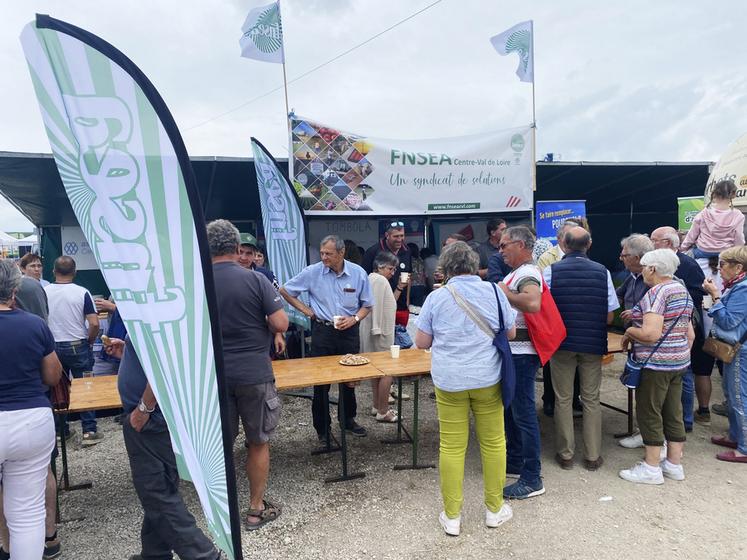L'apéro comice organisé dimanche 15 juin a rassemblé de nombreux agriculteurs, venus pour échanger dans une ambiance conviviale au Parc des expositions à Blois. 