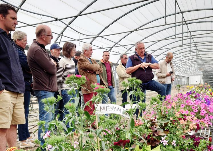 Mardi 3 juin, à Lury-sur-Arnon (Cher). Les irrigants du Cher ont visité l'exploitation agricole de Jean-Sylvain et Lucie Guillemain qui se sont diversifiés ces dernières années.