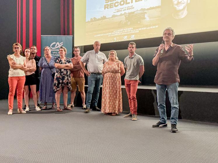 Vendredi 13 juin, à Nogent-le-Rotrou. Les protagonistes du documentaire Semer et récolter aux côtés du réalisateur, Éric Le Roch (à d.), lors de l'avant-première organisée par le Crédit agricole.
