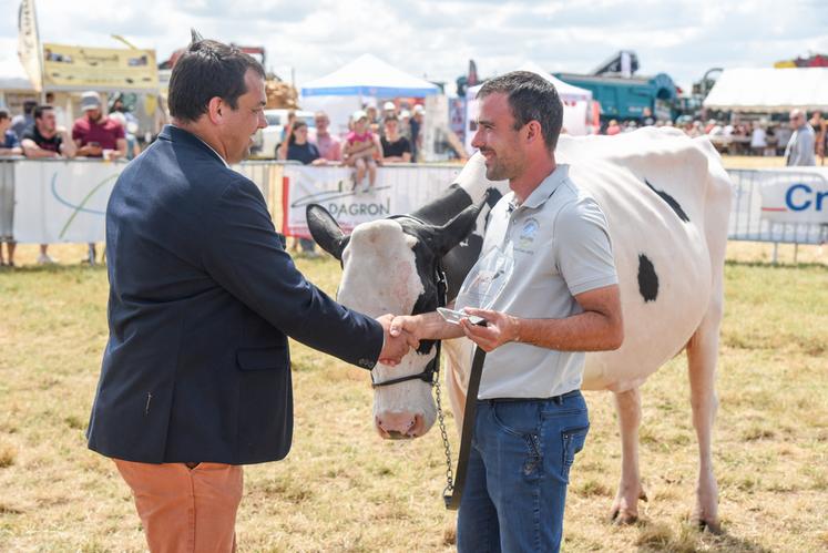 Comme l’an passé, c’est Tagada, la vache prim’holstein du Gaec L’Épinay-Cinglas, qui a été désignée Grande championne du concours des vaches laitières.