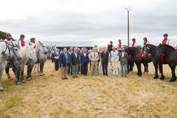 Les officiels ont été accueillis au comice par une double haie d'honneur de chevaux percherons.