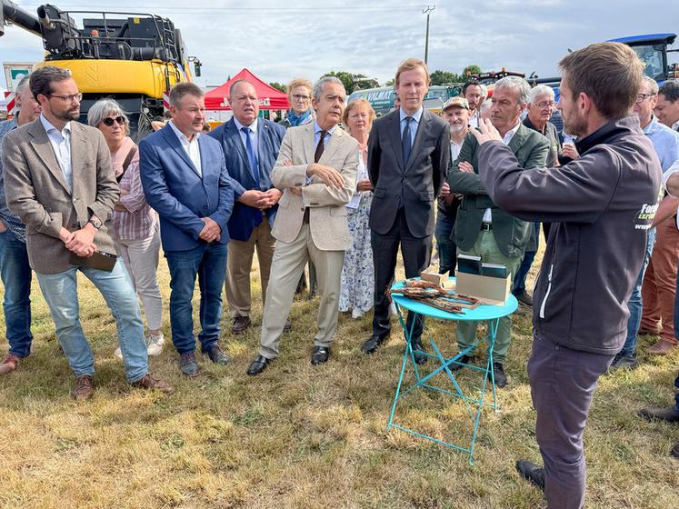 L'inauguration officielle permet aux représentants de l'État, le préfet Hervé Jonathan et la DDT, aux élus, le sénateur Daniel Guéret et les députés Philippe Vigier et Harold Huward, de prendre le pouls des filières du secteur, comme ici le bois.