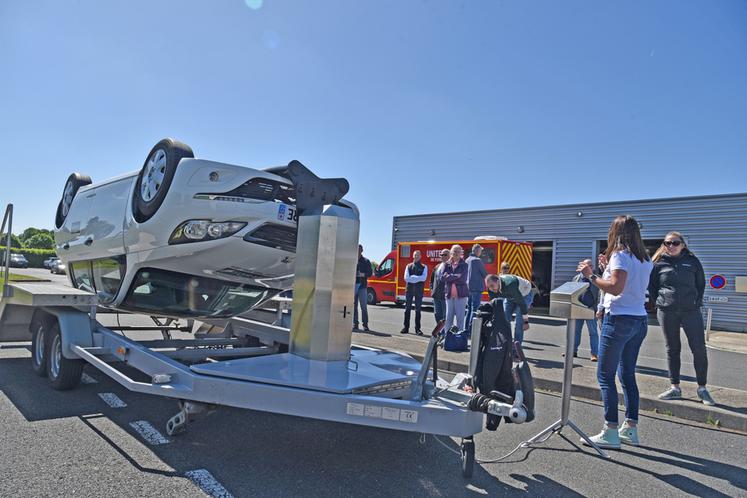 Réau, vendredi 23 mai. L'atelier de la voiture-tonneau était source de multiples commentaires.