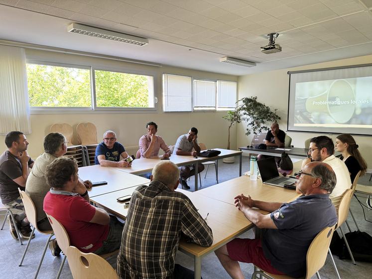 Lundi 16 juin, à Saint-Arnoult-en-Yvelines (Yvelines). Le conseil d'administration du syndicat de Saint-Arnoult s'est réuni avant les moissons.