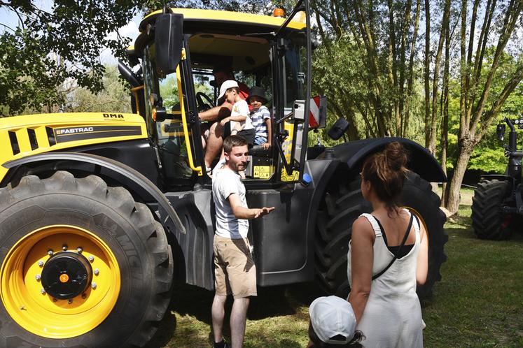 Vendredi 13 juin, à Étampes (Essonne). Les Jeunes agriculteurs ont réalisé 800 baptêmes de tracteurs durant le week-end.