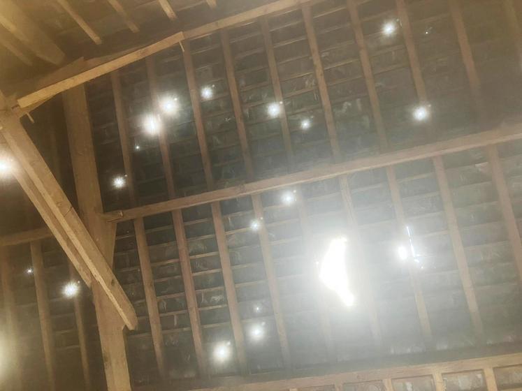 Samedi 14 juin, à Saint-Martin-de-Bréthencourt (Yvelines). La grêle a causé des dégâts sur les cultures, mais aussi sur les bâtiments.